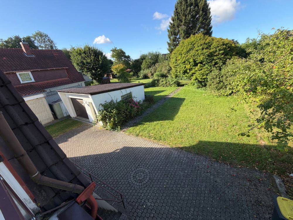Grundstück und Garage