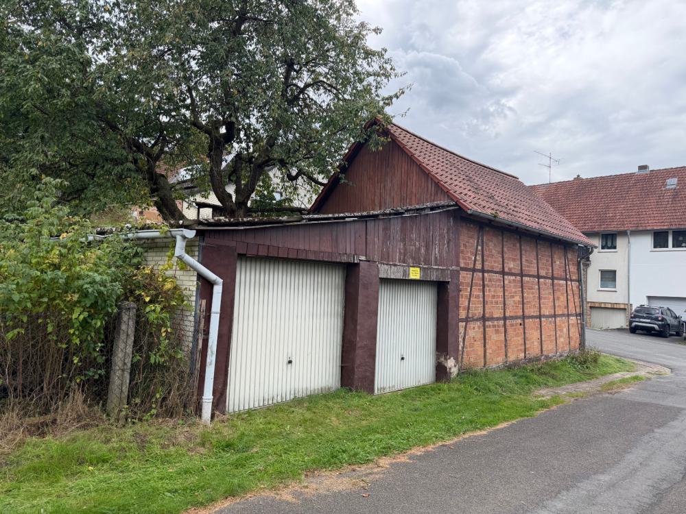 Scheune und Garagen