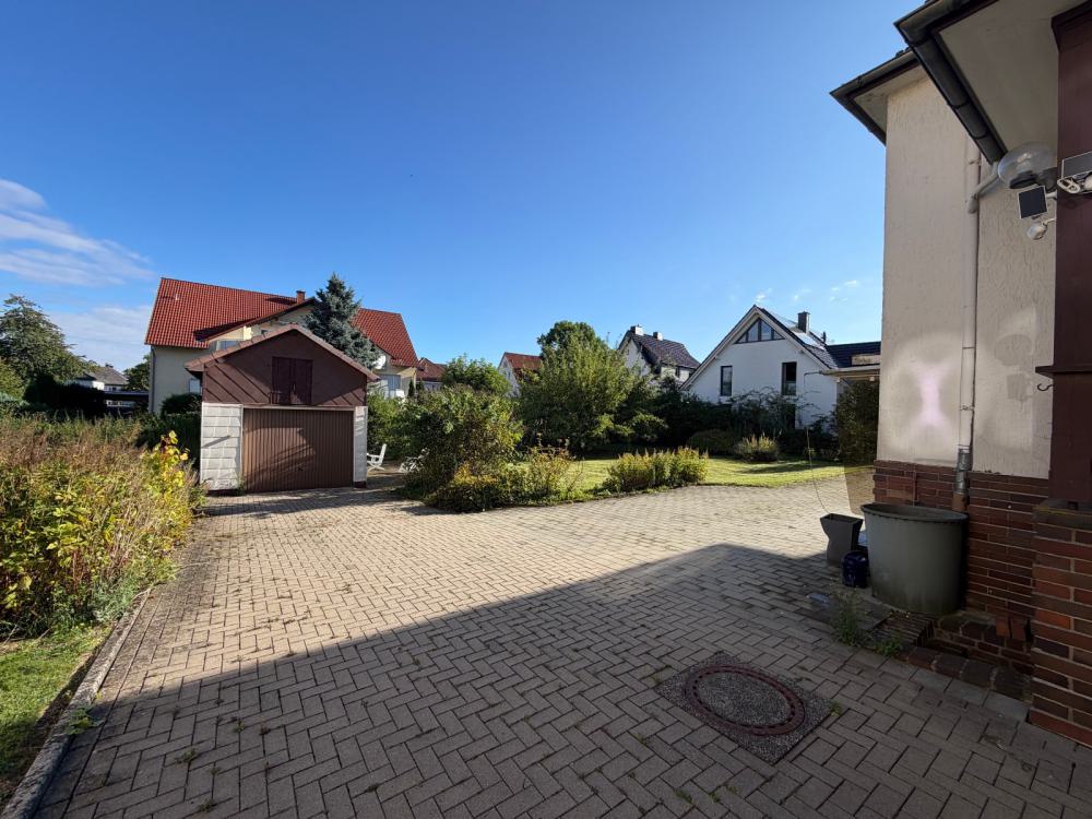 Hof mit Garage