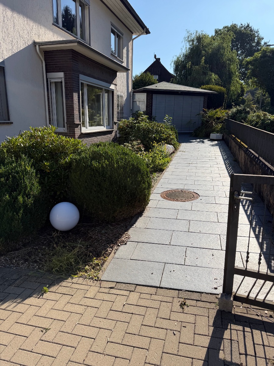 vor dem Haus
