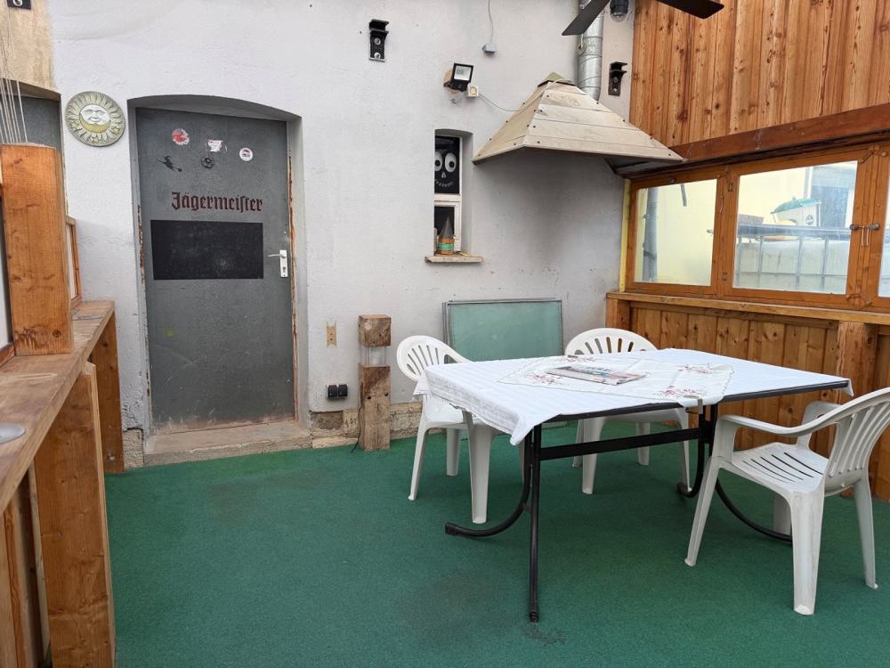 Sitzplatz vor dem Schuppen